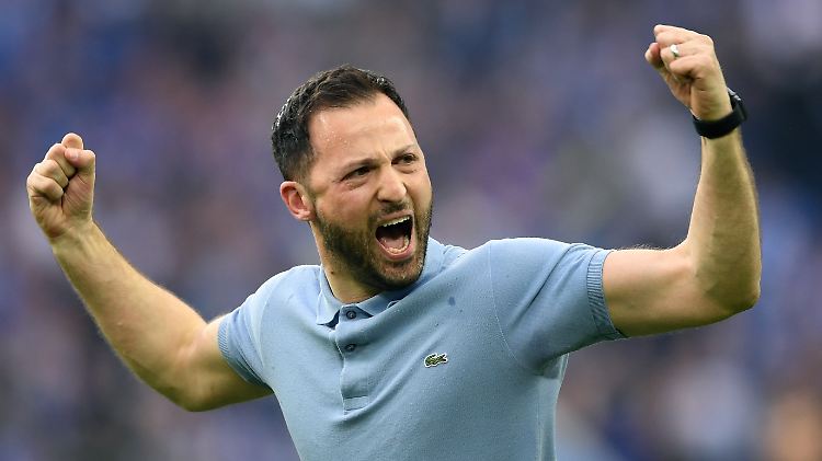 Schalke-Coach Tedesco zeigt endlich Emotionen.