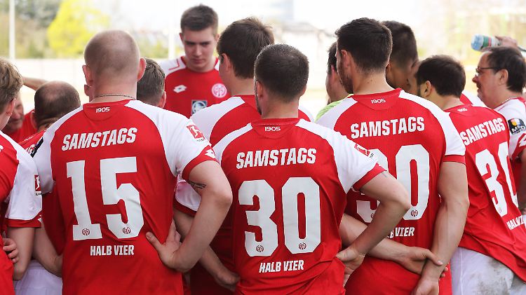 Unter dem Motto "Samstags Halb Vier - Fußball, Bratwurst, Bier" laden Mainzer und Freiburger Fans zum Protestkick gegen Montagsspiele.