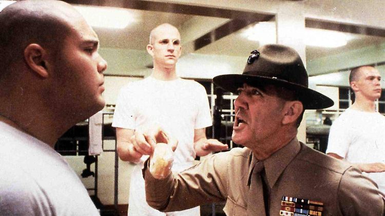 Lee Ermey (r.) knöpft sich in seiner Rolle des sadistischen Sgt. Hartman "Private Paula" vor.