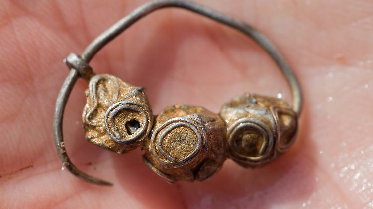 Ohrring aus Silberblechkapseln mit Faden-Granulation (slawische oder skandinavische Werkstatt).