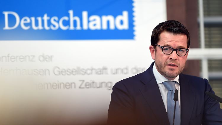 Karl-Theodor zu Guttenberg wirft der Bundesregierung "billige Ausreden" vor.