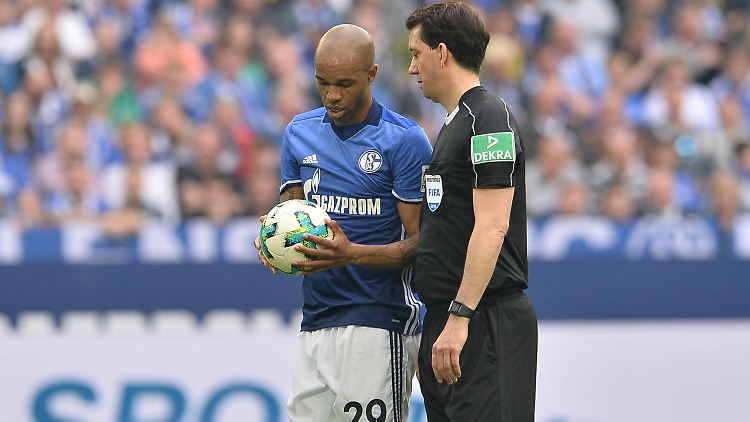 Das ist der Ball: Manuel Gräfe erklärt Naldo, worum es geht.