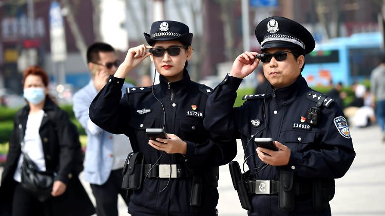Chinesische Polizisten setzen in der Henan-Provinz ihre "intelligenten" Sonnenbrillen ein, die dank künstlicher Intelligenz und Minibildschirmen verdächtige Aktivitäten in den Gläsern anzeigen.