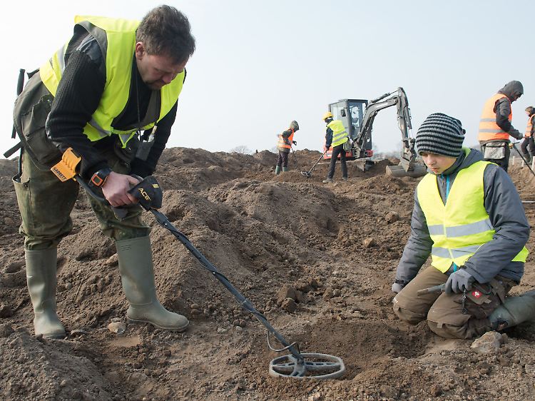 Die glücklichen Finder: Hobbyarchäologe René Schön und der Schüler Luca Malaschnitschenko mit einem Metalldetektor.
