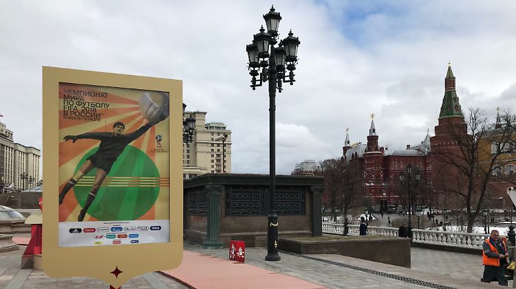 Sherlock Scheib hat's gefunden: WM-Poster auf dem Manegenplatz in Moskau.