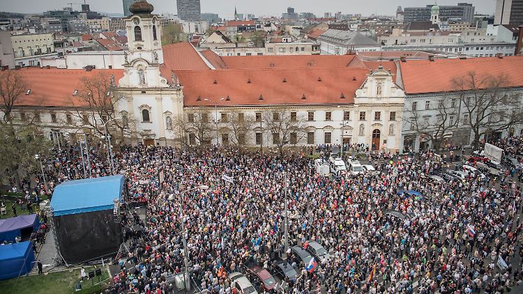 Zehntausende Demonstranten forderten in Bratislava den Rücktritt des Polizeichefs.