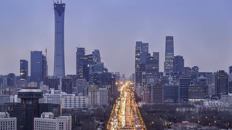 Straßenverkehr im Geschäftsviertel von Peking.