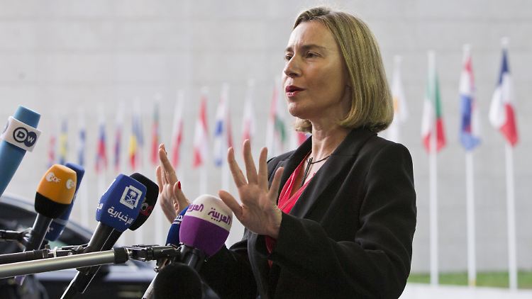 Die EU-Außenbeauftragte Federica Mogherini bezieht am Rande eines Treffens der EU-Außenminister Stellung.