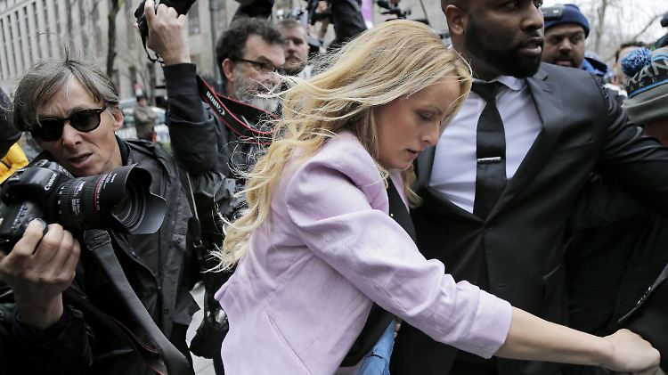 Stephanie Clifford musste sich auf dem Weg zum Gerichtsgebäude durch eine Horde Fotografen kämpfen.