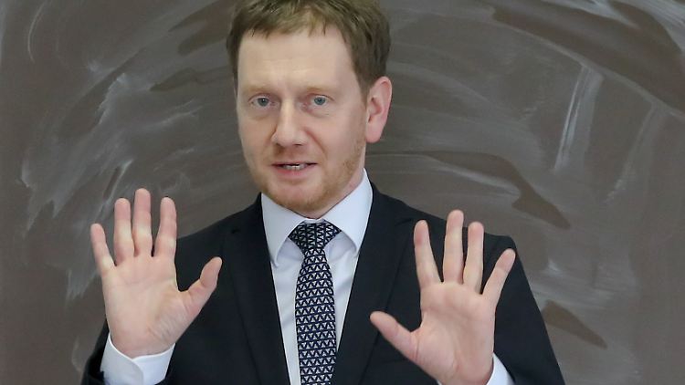 Reißt angesichts norddeutscher Feiertagspläne sprichwörtlich die Hände hoch: Sachsens Ministerpräsident Michael Kretschmer.