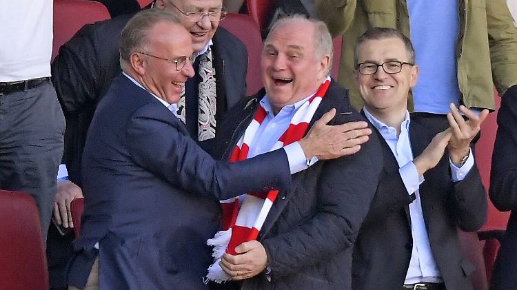 Wir haben einen Trainer: Karl-Heinz Rummenigge und Uli Hoeneß.