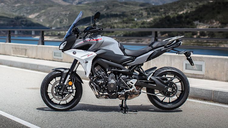 Mit neuen Features, verbessertem Fahrwerk und verfeinerter Optik ist die Yamaha Tracer 900 jetzt angetreten ihren Siegeszug fortzusetzen.