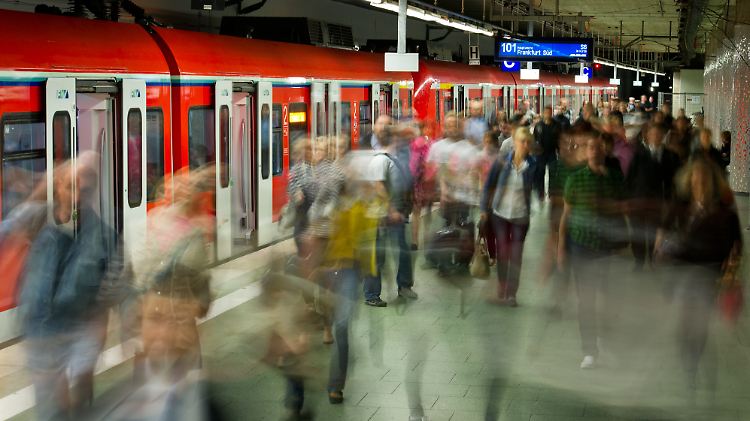 Laut Studie fahren Männer weiter auf Arbeit als Frauen.