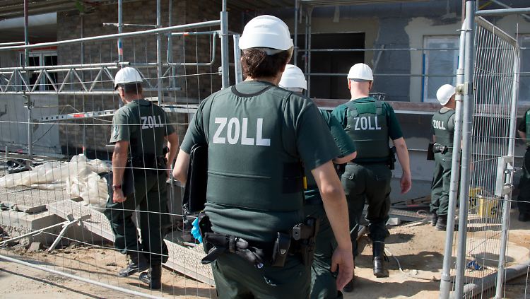 2017 sind mehr als 52.000 Unternehmen vom Zoll auf Schwarzarbeit überprüft worden.