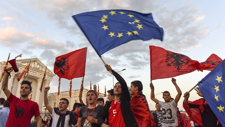 Für diese jungen Leute gehört Albanien ganz sicher zur EU.