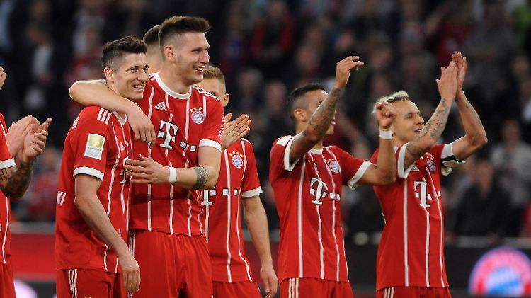 Auf nach Leverkusen: Robert Lewandowski und Niklas Süle nach dem Sieg gegen Mönchengladbach.
