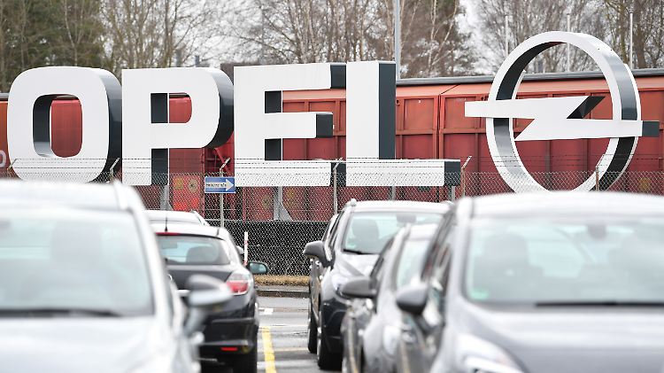 Streit mit dem neuen Eigentümer PSA: Bei Opel pochen Arbeitnehmer auf bestehende Tarifverträge, die noch mit General Motors abgeschlossen und von PSA übernommen worden waren.
