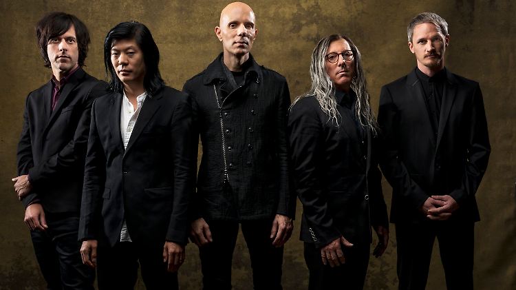Nach 14 Jahren zurück: Billy Howerdel (M.), Maynard Keenan (2.v.r.) und ihr aktuelles Band-Line-Up bei A Perfect Circle.