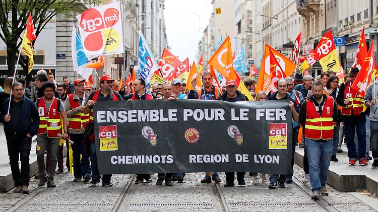 Proteste in zahlreichen Städten Frankreichs: Macrons Pläne für eine Bahnreform stoßen bei Eisenbahner auf erheblichen Widerstand.
