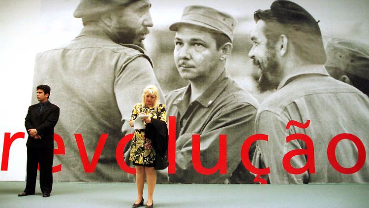 Das Wort "Revolution" steht unter einem Bild von Fidel (l.) und Raul Castro (m.) sowie Ernesto "Che" Guevara (r.) vor dem Museum of Contemporary Art in Niteroi, Havannas Partnerstadt in Brasilien.