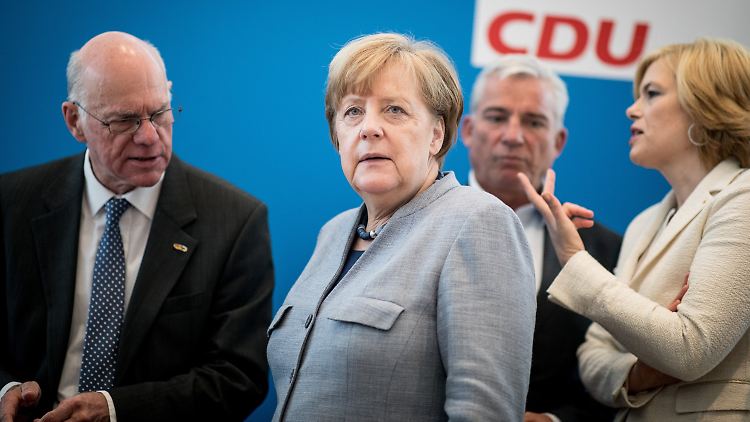 Bundeskanzlerin Angela Merkel neben Norbert Lammert (l.), Thomas Strobl und Julia Klöckner (r.).