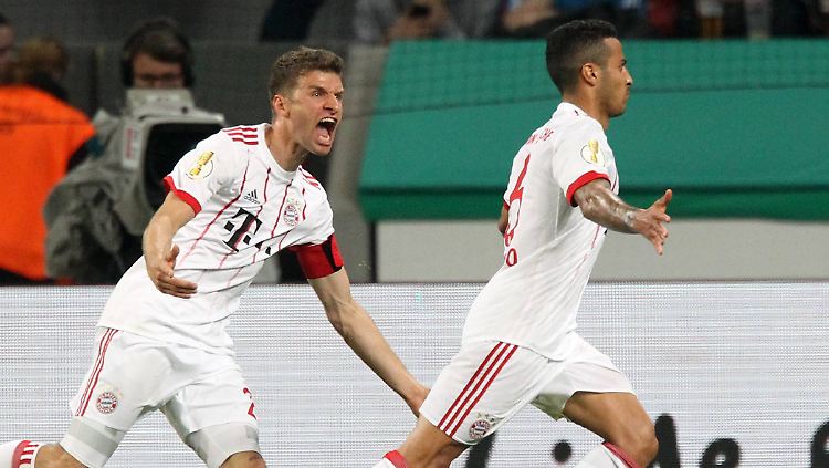 Thomas Müller (l.) traf nach der Pause gleich dreimal für den FC Bayern, Thiago einmal.