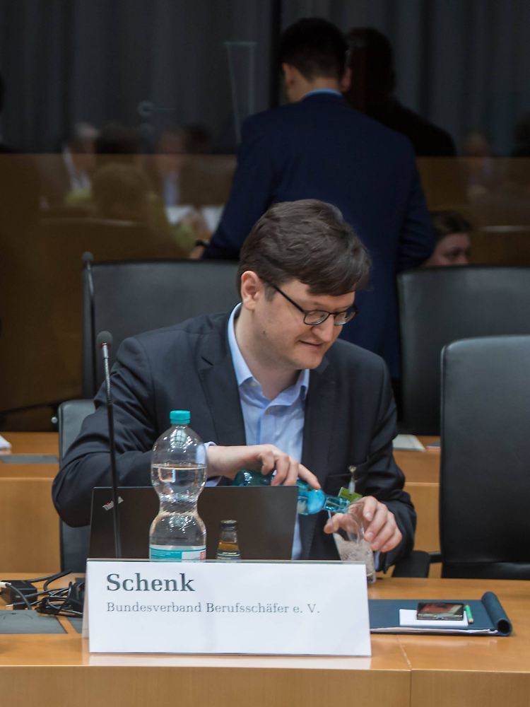 Andreas Schenk (rechts) vom Bundesverband der Berufsschäfer sprach vor dem Ausschuss.