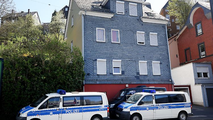 In diesem unauffälligen Wohnhaus in Siegen wurde eine 59-jährige Frau mit ihrem Partner gestellt und verhaftet.