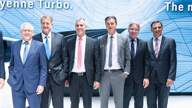 Vorstandsmitglied Michael Steiner (r.) bei der Vorstellung des Porsche Cayenne Turbo im Jahr 2017.