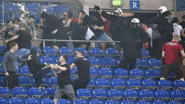 Die Polizei rückte den Gewalttätern mit  Pfefferspray zu Leibe.