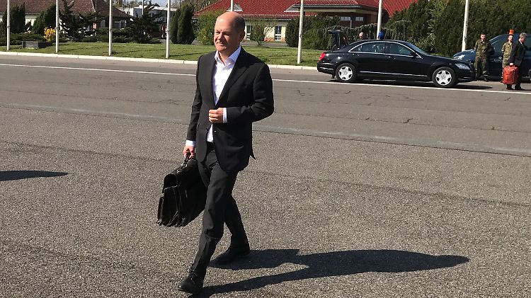 Scholz vorm Abflug in Berlin Tegel. Inzwischen ist der Vizekanzler in Washington gelandet.