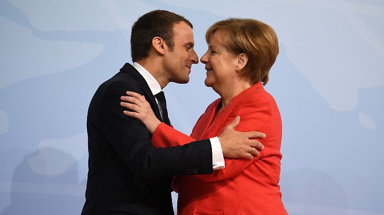 Im Sommer 2017 war die Stimmung zwischen Merkel und Macron noch gelöst. Aber wie herzlich werden sie sich jetzt in Berlin begegnen?
