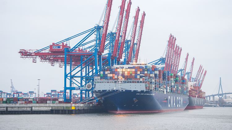 Das Containerschiff "Antoine de Saint Exupery" der Reederei "CMA CGM" liegt am Containerterminal Burchardkai im Hamburger Hafen.