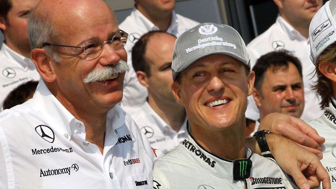 "Er hat uns nicht enttäuscht." Sagt Dieter Zetsche über Michael Schumacher.