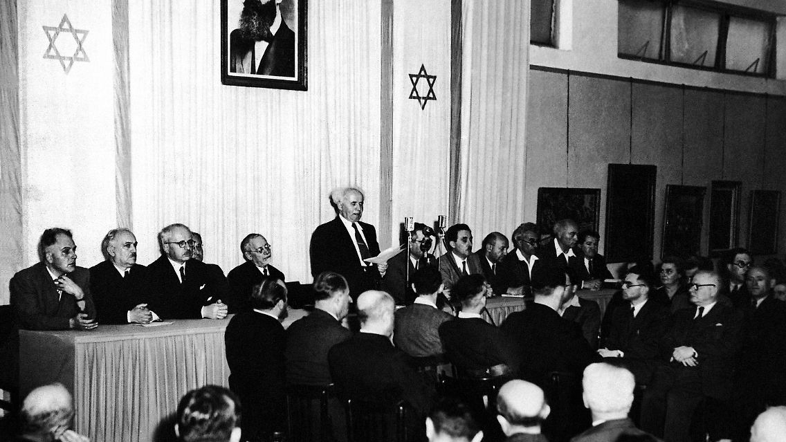 Am 14. Mai 1948 verkündet David Ben Gurion unter einem Porträt von Theodor Herzl im Stadtmuseum von Tel Aviv die Gründung des Staates Israel.
