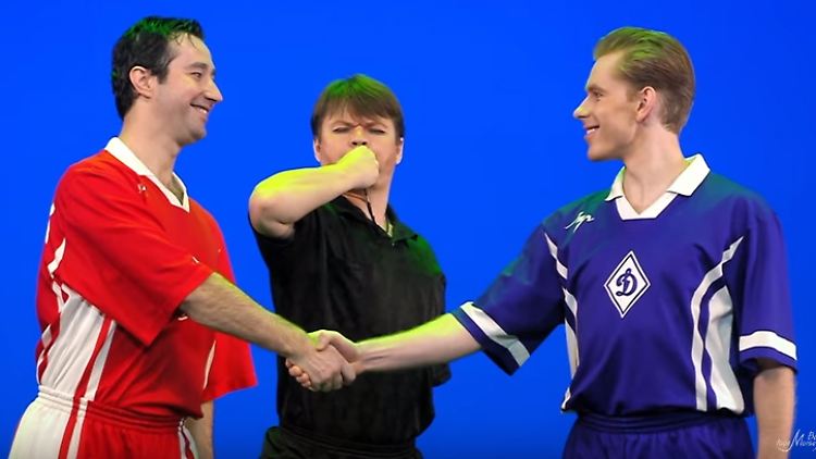 Neulich im Tanztheater: Lokalderby in Moskau. Spartak in Rot gegen Dynamo in Blau.