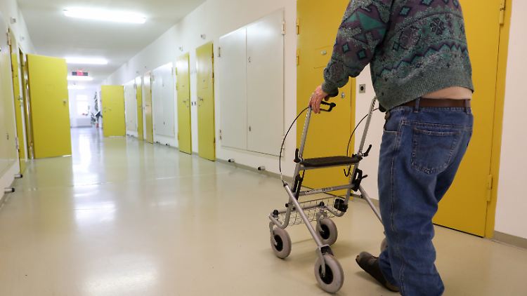 Immer mehr Häftlinge sind für den Weg zur Zelle auf Hilfe angewiesen.