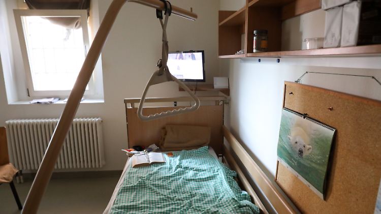 Pflegebett hinter Sicherheitstür: Viele Gefangene brauchen intensive medizinische Betreuung.