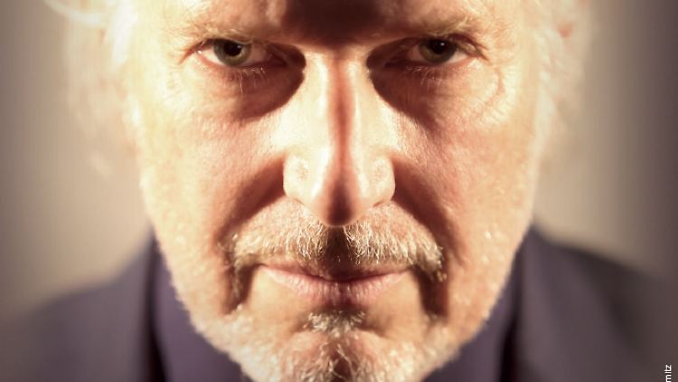 Frank Schätzings "Die Tyrannei des Schmetterlings" widmet sich den Fragen der Künstlichen Intelligenz, Bewusstseinsbildung und Multiversen.