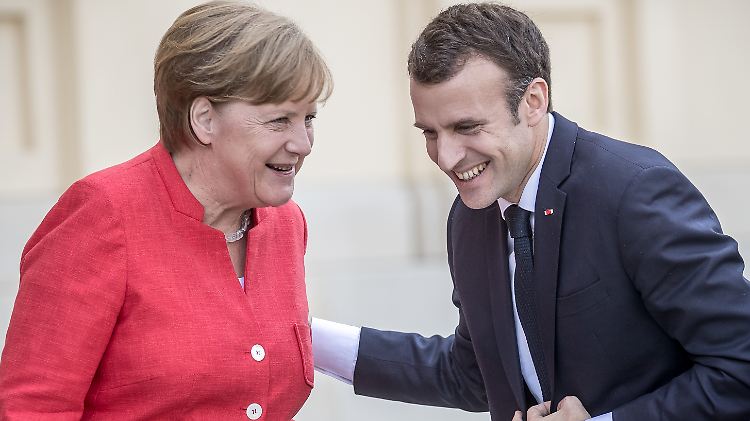 Trotz so mancher Krisen zum Scherzen aufgelegt: Angela Merkel mit Emmanuel Macron.