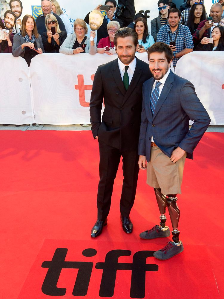 Jake Gyllenhaal (l.) und Jeff Bauman, der beim Anschlag auf den Boston-Marathon beide Beine verlor, kommen zur Premiere des Films "Stronger".