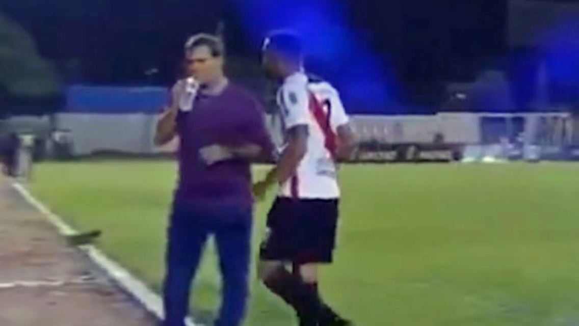 Spieler attackiert Trainer2.JPG
