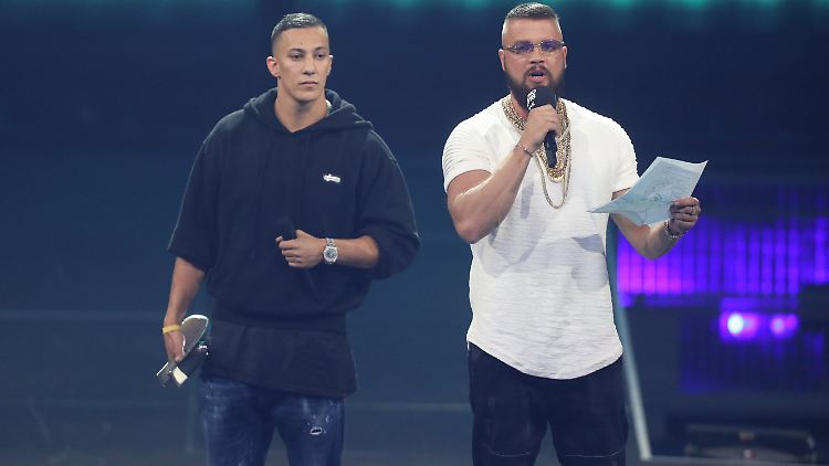 Kollegah (rechts) und Farid Bang sehen sich durch ihre Liedzeilen Antisemitismus-Vorwürfen ausgesetzt.