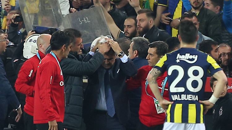 Chaos beim Stadt-Duell in Istanbul. Das Spiel wird abgebrochen.