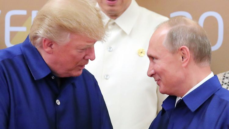 Donald Trump (l) und Wladimir Putin im November 2017 in Vietnam.