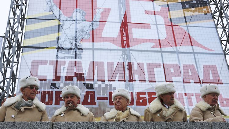 "Ist Wolgograd Stalingrad?" Ja, in der Tat. Sie sehen russische Veteranen bei der Parade zum 75. Jahrestag der Schlacht um Stalingrad im Zweiten Weltkrieg am 2. Februar dieses Jahres.