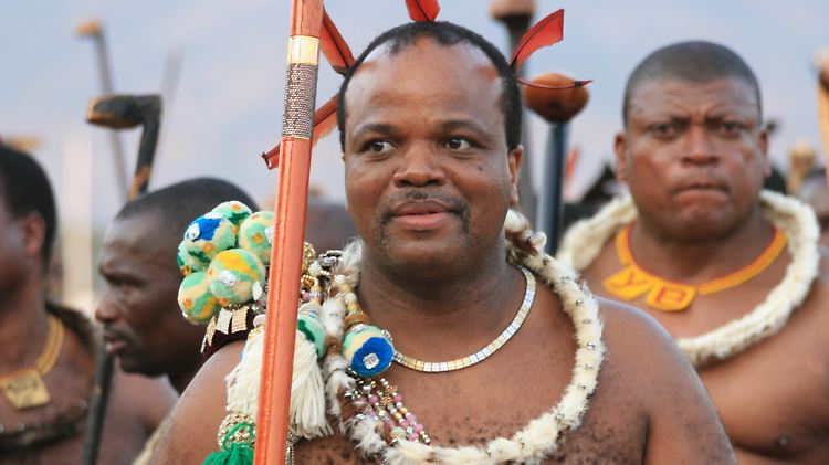 König Mswati III bei der Generalprobe des Umhlanga-Tanzes, der als kultureller Höhepunkt des Jahres in eSwatini gilt: Tausende Jungfrauen tanzen zu Ehren des Königs.