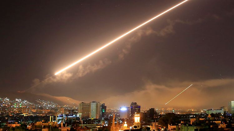 Über Damaskus wird eine Luftabwehrrakete während der Luftangriffe der USA, Frankreich und Großbritannien abgefeuert.