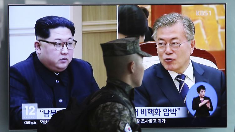 Persönlich getroffen haben sich Kim Jong Un (links) und Moon Jae noch nicht.
