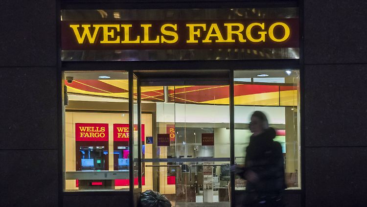 Ein Skandal um dubiose Geschäftspraktiken kommt die US-Großbank Wells Fargo teuer zu stehen.